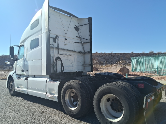 2022 Volvo VNL64760