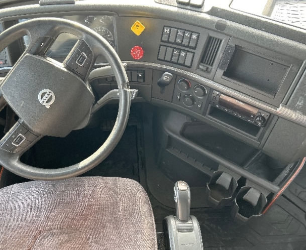 2022 Volvo VNL64760